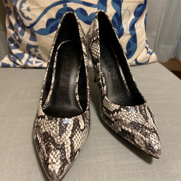 KARL LAGERFELD PARIS Royale Snakeskin Embossed Leather Pumps Size 8 - Picture 2 of 5